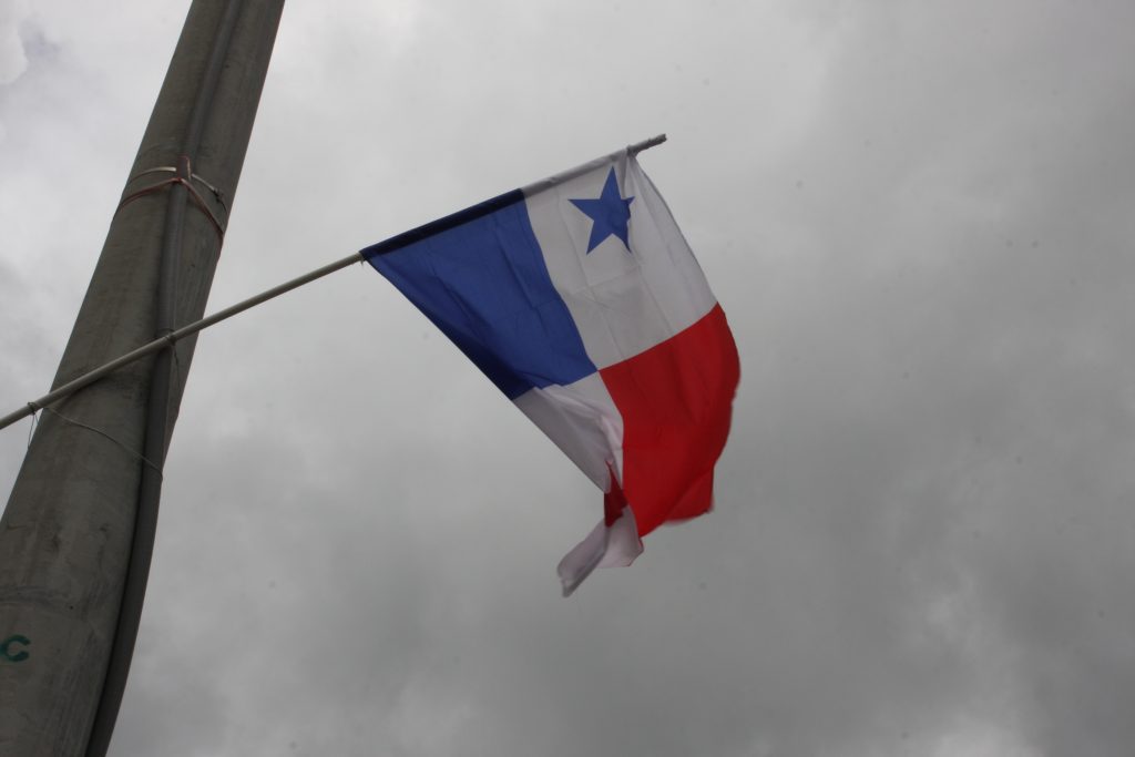 Panamská vlajka vejúca v Panama City.