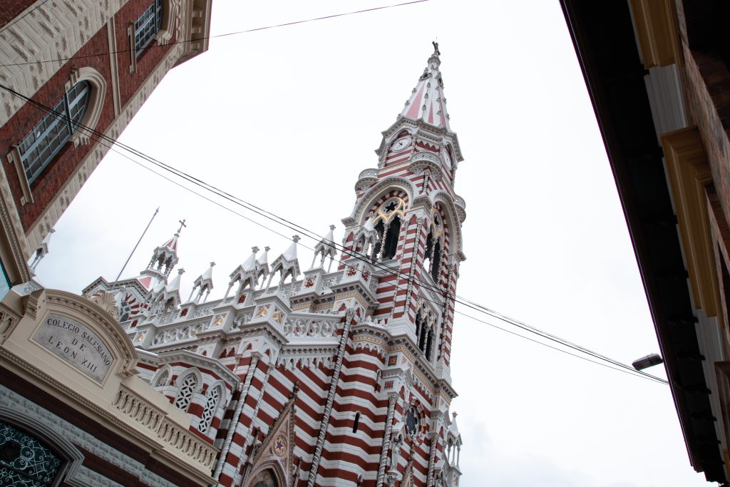 Bogota, La Candelaria. Gotický kostol  Shrine of Our Lady of Mount Carmel.