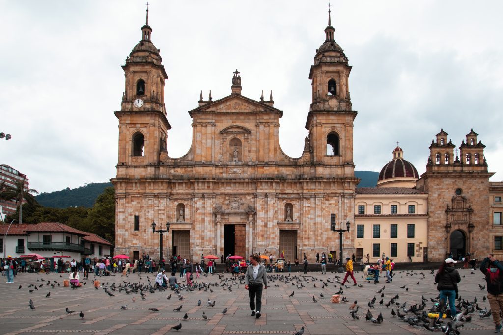 Plaza Bolívar, Bogota. Katedrála je dominantnou stavbou hlavného námestia.