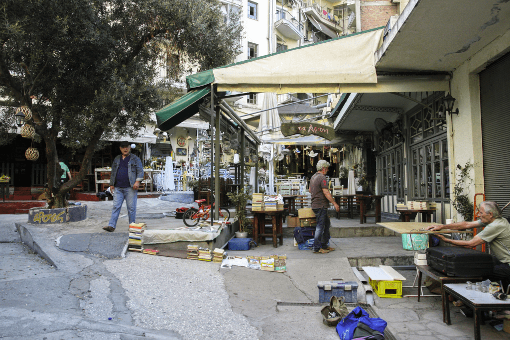 Blšák Bit Bazaar v uličkách mesta Thessaloniki.