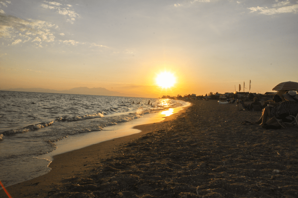 Aj Thessaloniki majú more, hoci hodinu a pol od mesta.