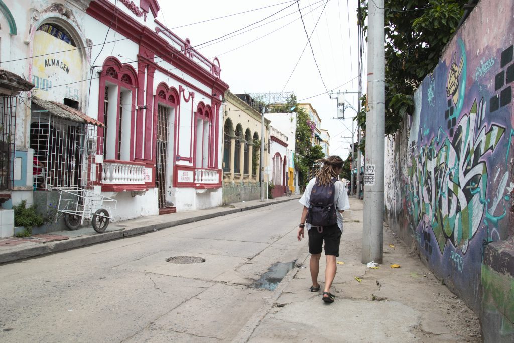 Ulice mesta Santa Marta sú špinavé, rozbité a po zotmení nebezpečné. 