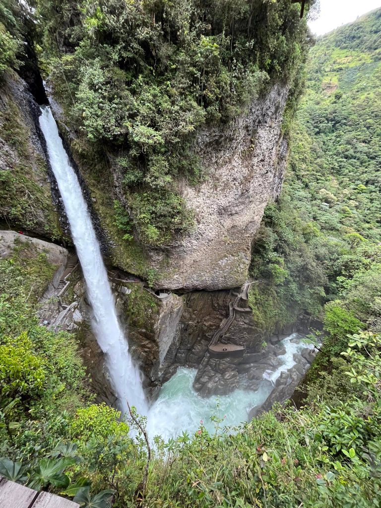Najmasívnejší vodopád v okolí Baños - Pailón del Diablo.