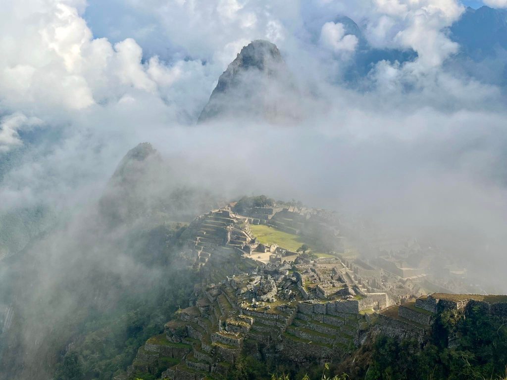 Stratené mesto Inkov zahalené do rannej hmly. 