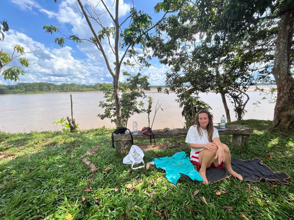 Na brehu rieky Rio Napo v Peru.