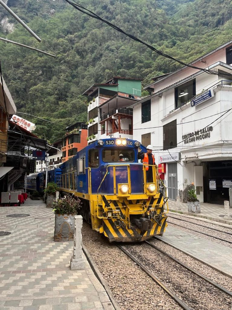 IncaRail vozí denne desiatky turistov pod Machu Picchu. 