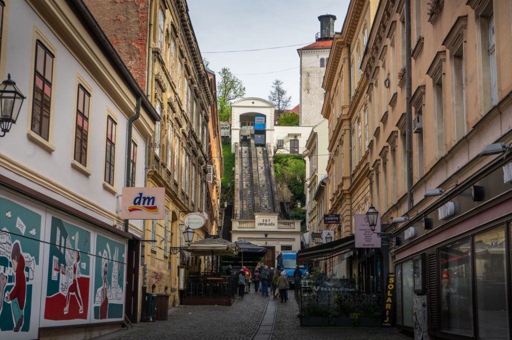 Najkratšia pozemná lanovka z Záhrebe, v pozadí Lotrščak tower.