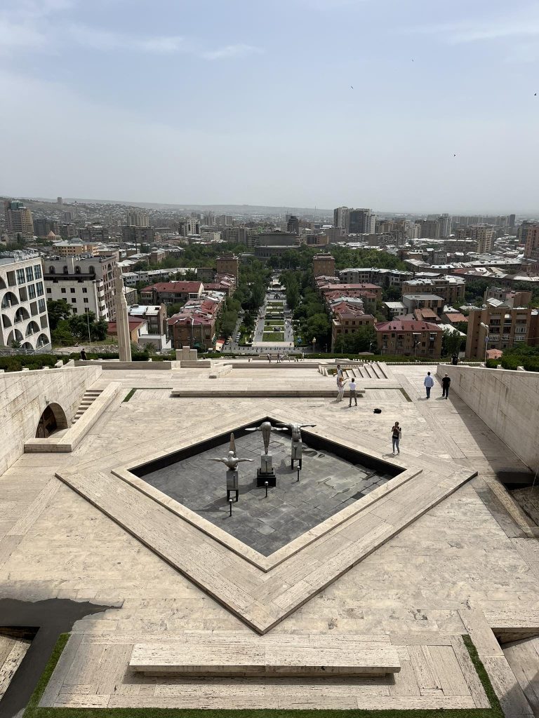 Výhľad z Yerevan Cascade, jednej z 21 vecí, čo vidieť v Jerevane. 