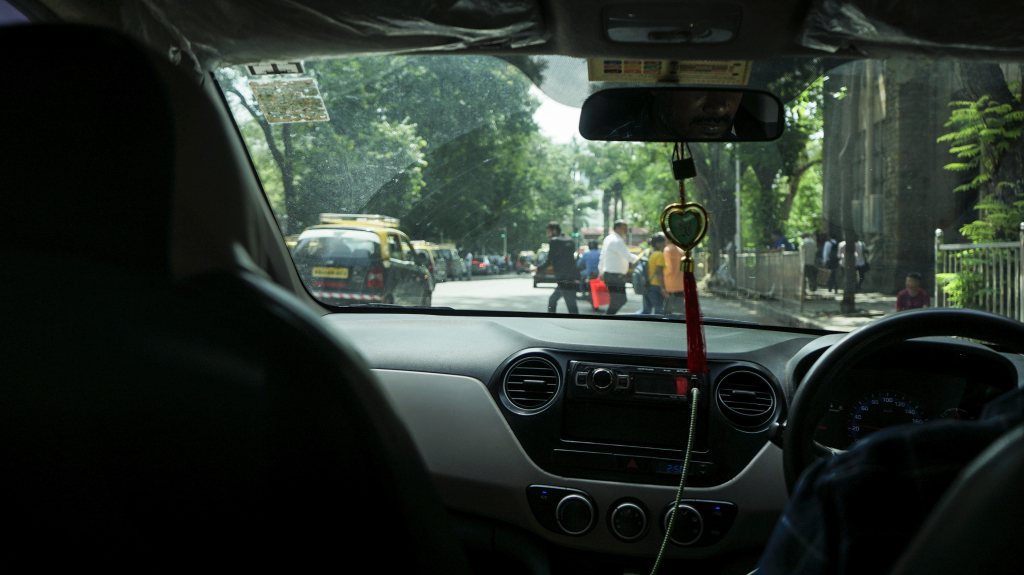 Taxíky v Bombaji sú lacné a funguje tu aj Uber. Welcome to India. 
