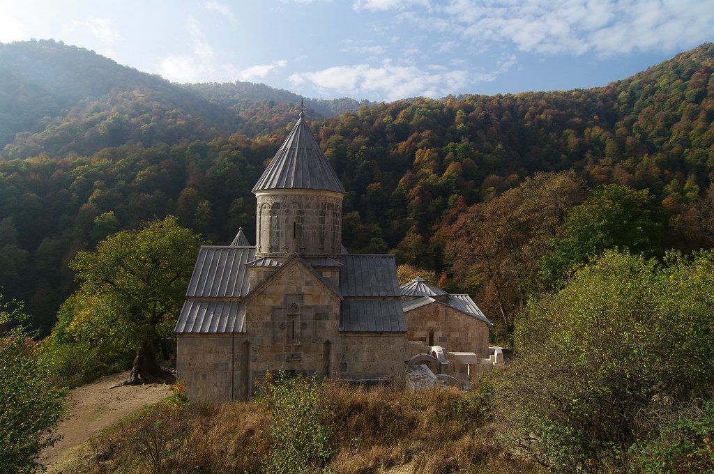 Túra z kláštora Jukhtak Vank ku kláštoru Haghartsin v Dijilane v Arménsku. 