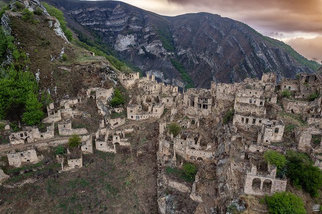 Ak budete v Gorise v Arménsku, navštívte opustenú dedinu Hin Khot. 