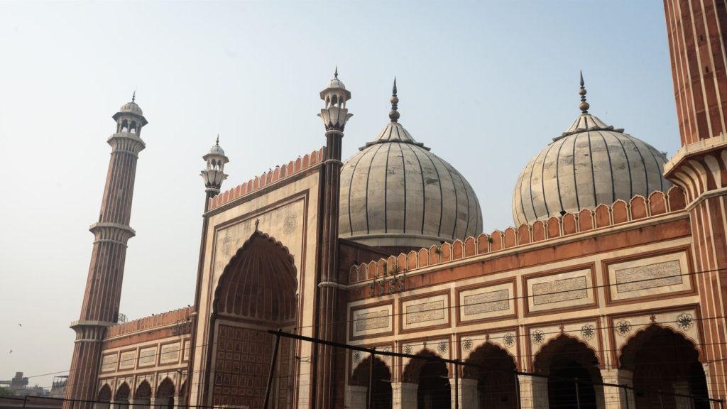 Jama Masjid v New Delhi je postavená z červeného pieskovca, ktorý väčších škôd zvládala každoročné monzúny.