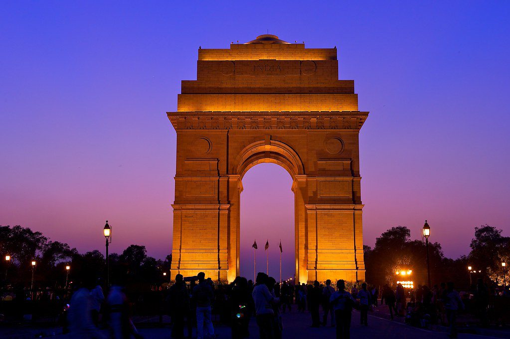 Oblúk India Gate v New Delhi denne privíta stovky návštevníkov.