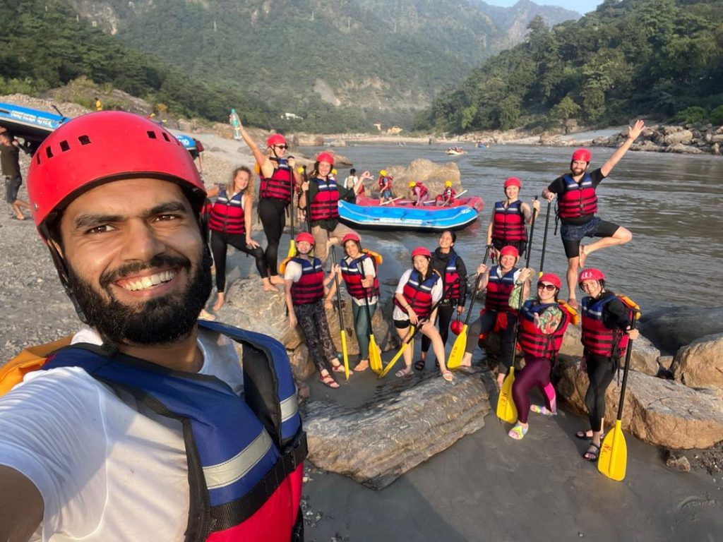 Rafting na rieke Ganga počas 200 hodinového jogového kurzu v Indii. 