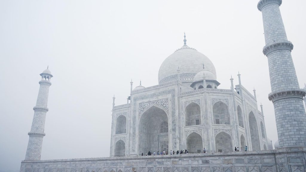 Taj Mahal ostal ráno zahalený v smogu.