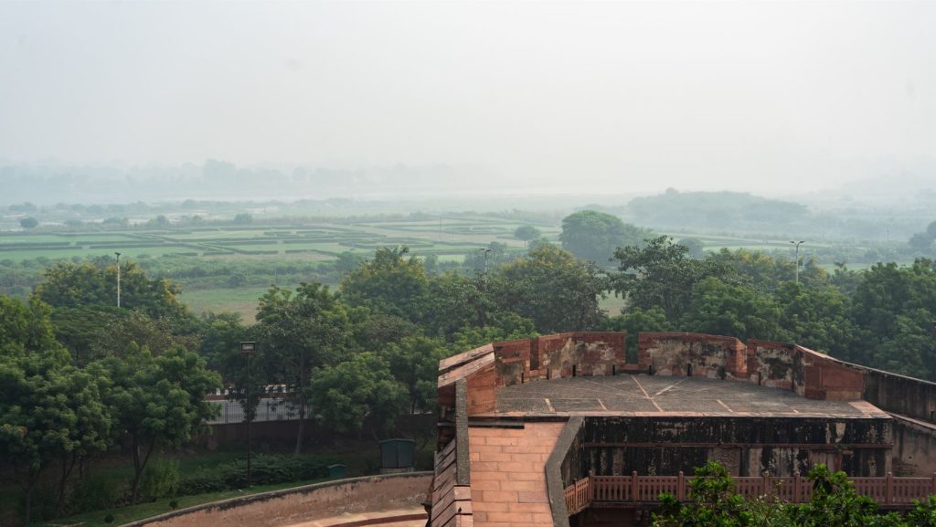 Výhľad z pevnosti Agra fort zahalený v smogu.