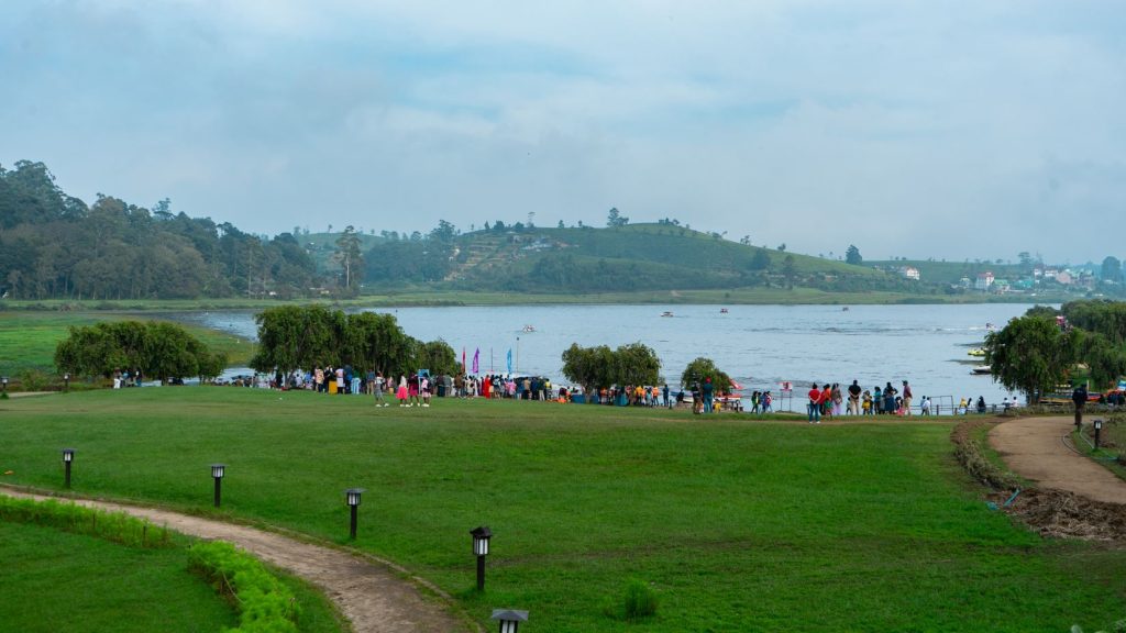 Rušný život okolo Gregory Lake v Nuwara Eliya.