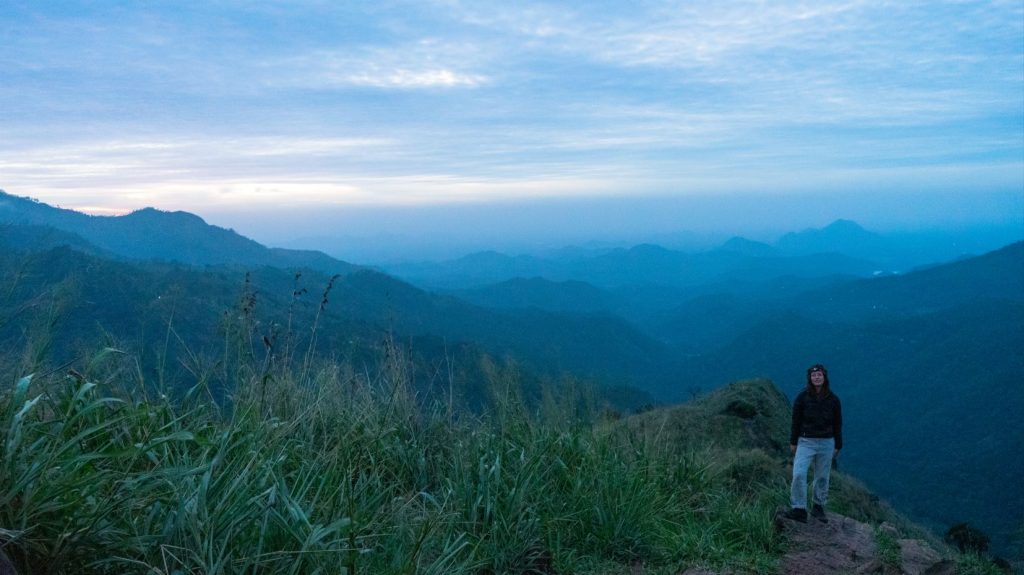 Východ slnka na Little Adam's peak, Ella, Sri Lanka.