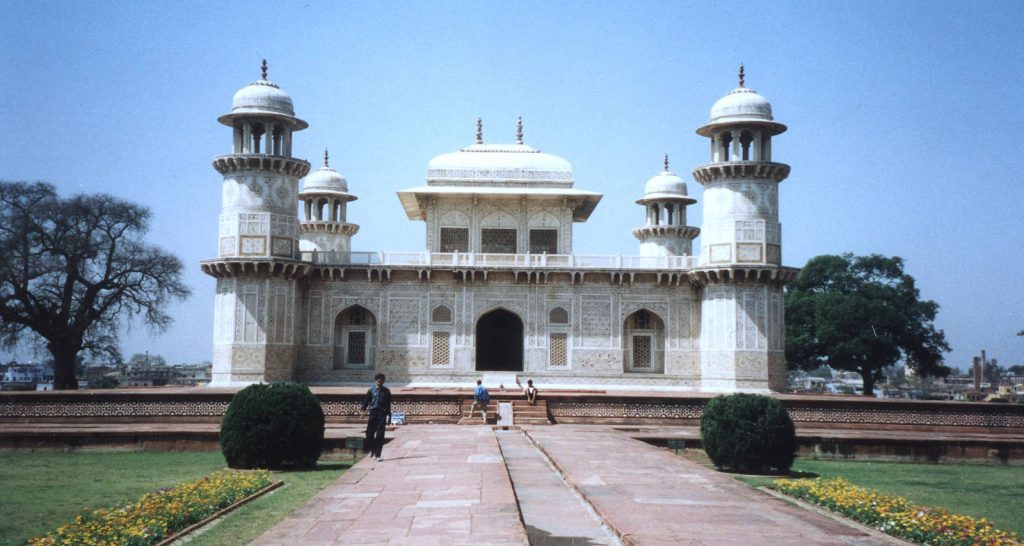 Hrobke Itimad Ud Daulah sa hovorí aj Mini Taj-Mahal a pokladá sa za jeho predchodcu.
