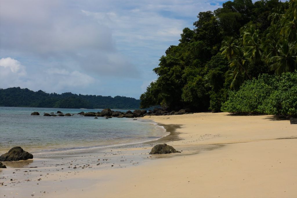 Pláž ostrove Coiba v Paname, 24 kilometrov od najbližšej pevniny.
