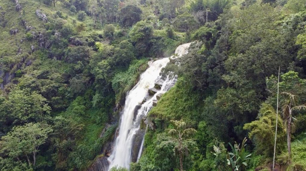 Ravana waterfall je najbližší vodopád pri Elle.