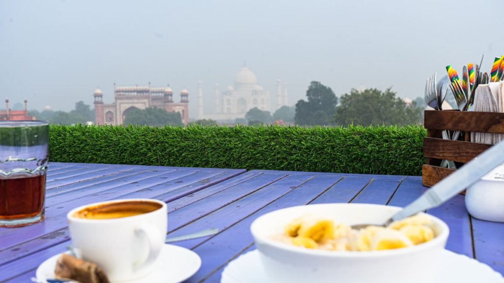 Agra ponúka aj raňajky s výhľadom na Taj Mahal. Dobrú chuť.