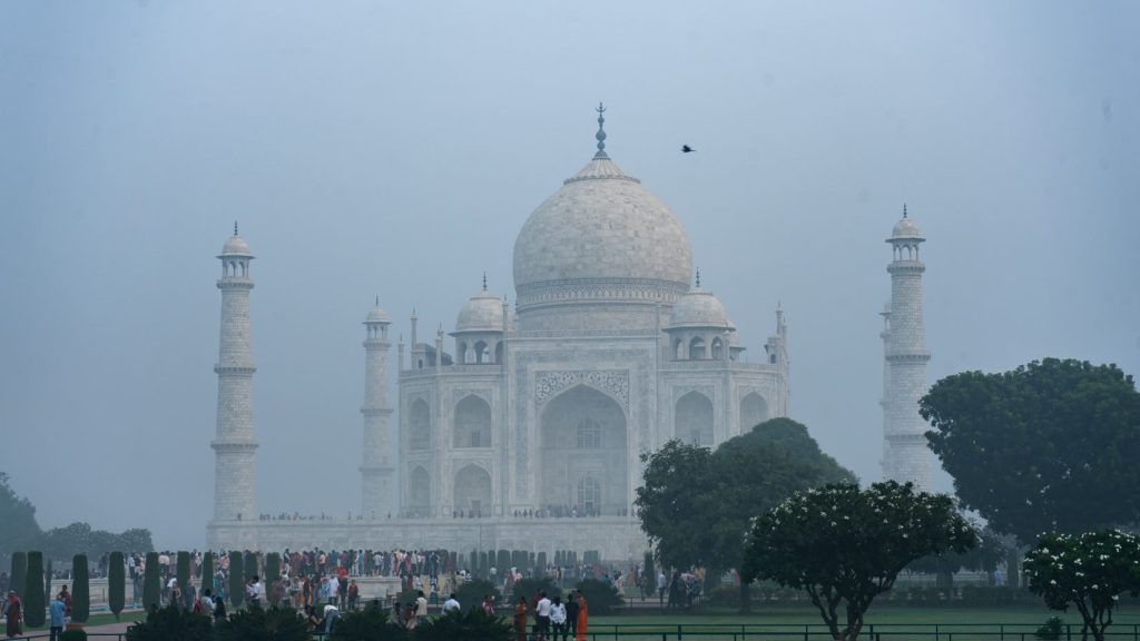 Taj Mahal je plný turistov od skorého rána. 