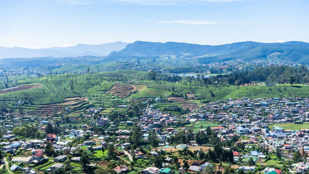 Pohľady na Nuwara Eliya z vodopádu Lover's Leap.