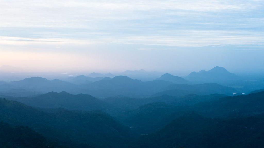 Východ splnka na Little Adam's peak v Ella.