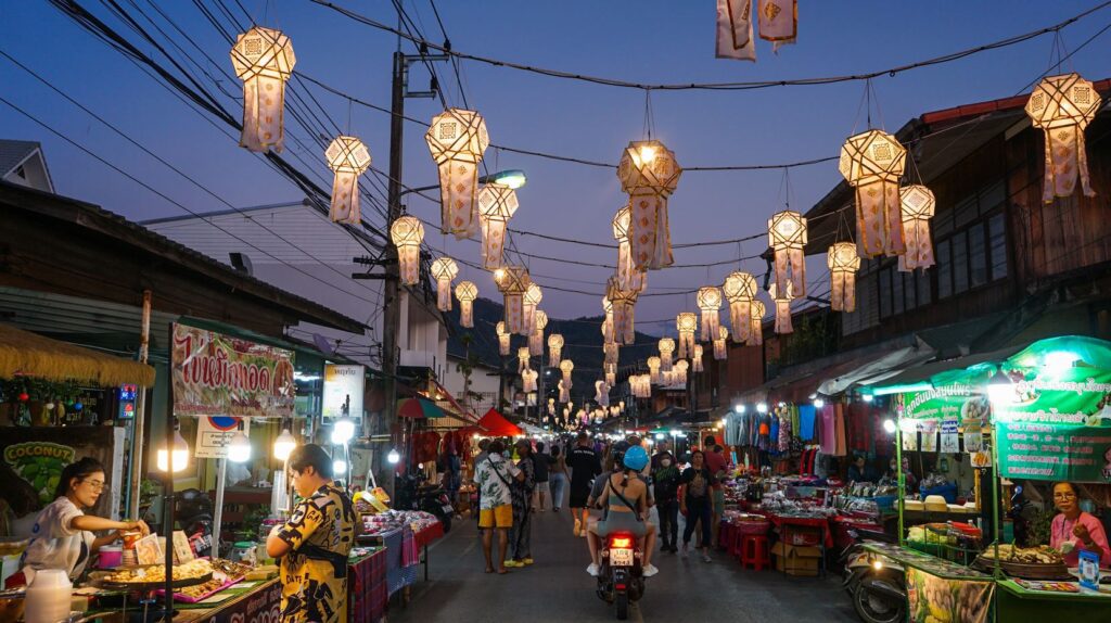 Nočné trhy v mestečku Pai pri Chiang Mai.