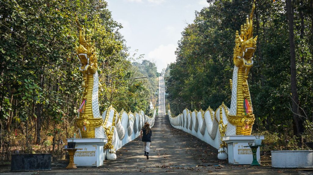 Cestou ku chrámu Wat Phra That Chom Kitti na okruhu Mae Hong Son. 
