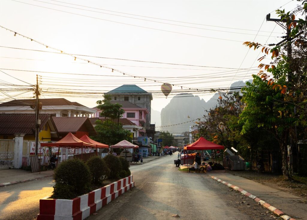Teplovzdušné balóny a paramotor vo Vang Vieng. 