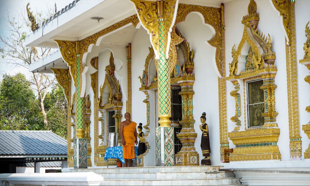 Mních žijúci v chráme Wat Phra That Chom Kitti.