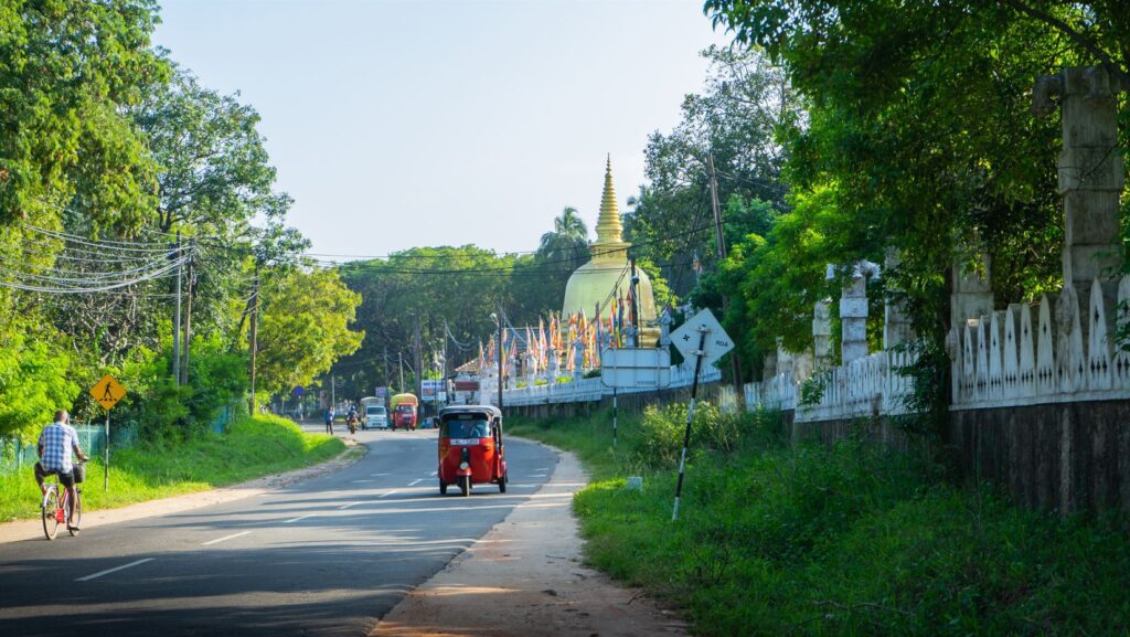 Ulice mesta Dambulla na Sri Lanke.