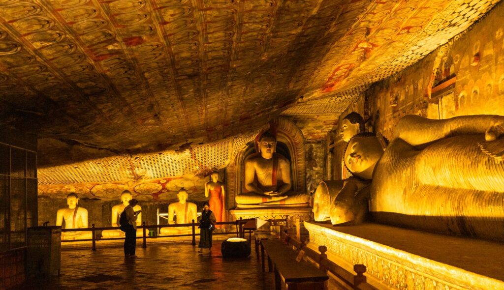 Rock Cave temple alebo Golden temple na Sri Lanke.