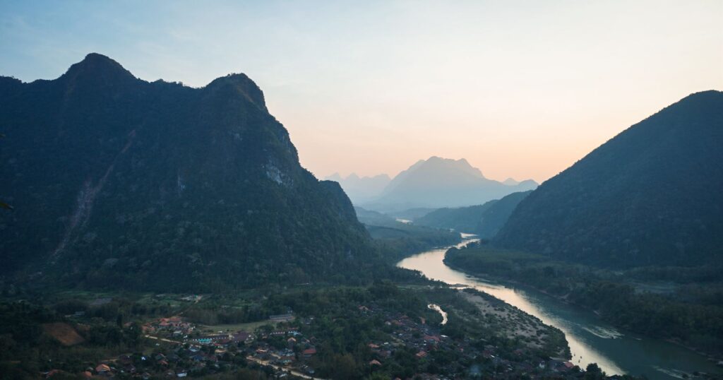 Hory a príroda v dedine Muang Ngoi v Laose.