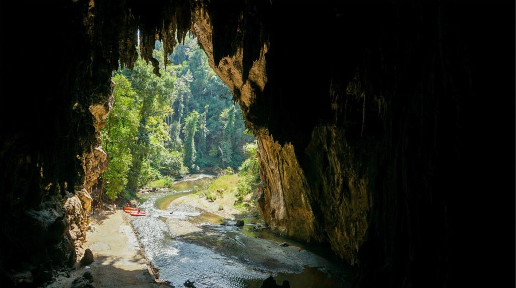 Gigantická jaskyňa Tham Lod pri meste Pai.