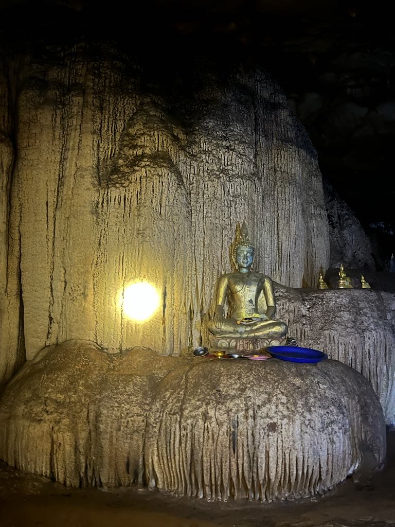 Oltár v jaskyni Loup Cave pri Vnag Vieng v Laose.