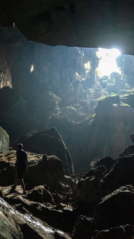 Jaskyňa, príroda a cestovanie v Laose.