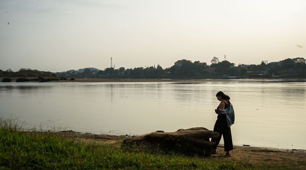 V Laose na brehu rieky Mekong.