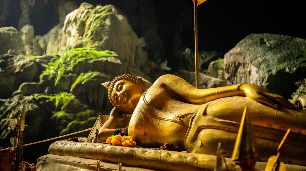 Oltár v jaskyni Phu Kham Cave pri meste Vang Vieng v Laose.