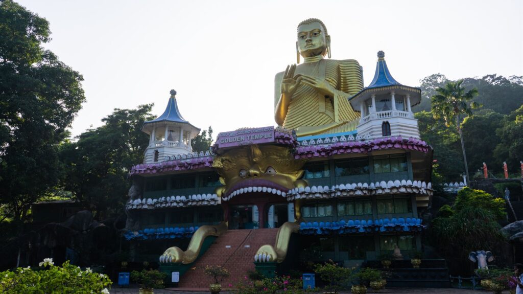 Socha Buddhu v meste Dambulla, Sri Lanka.