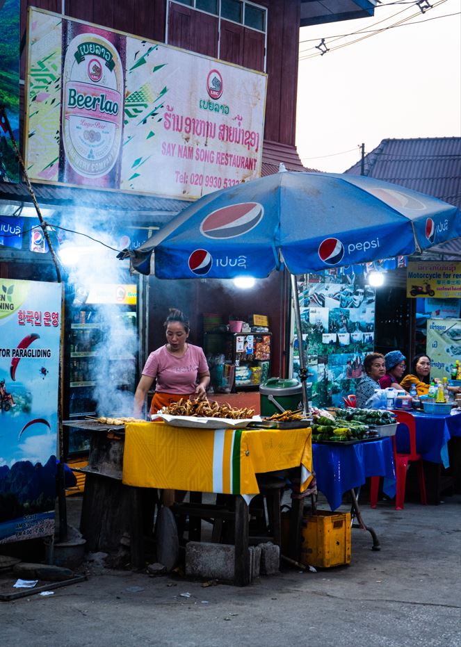 Night markety nechýbajú ani vo Vang Vieng v Laose.