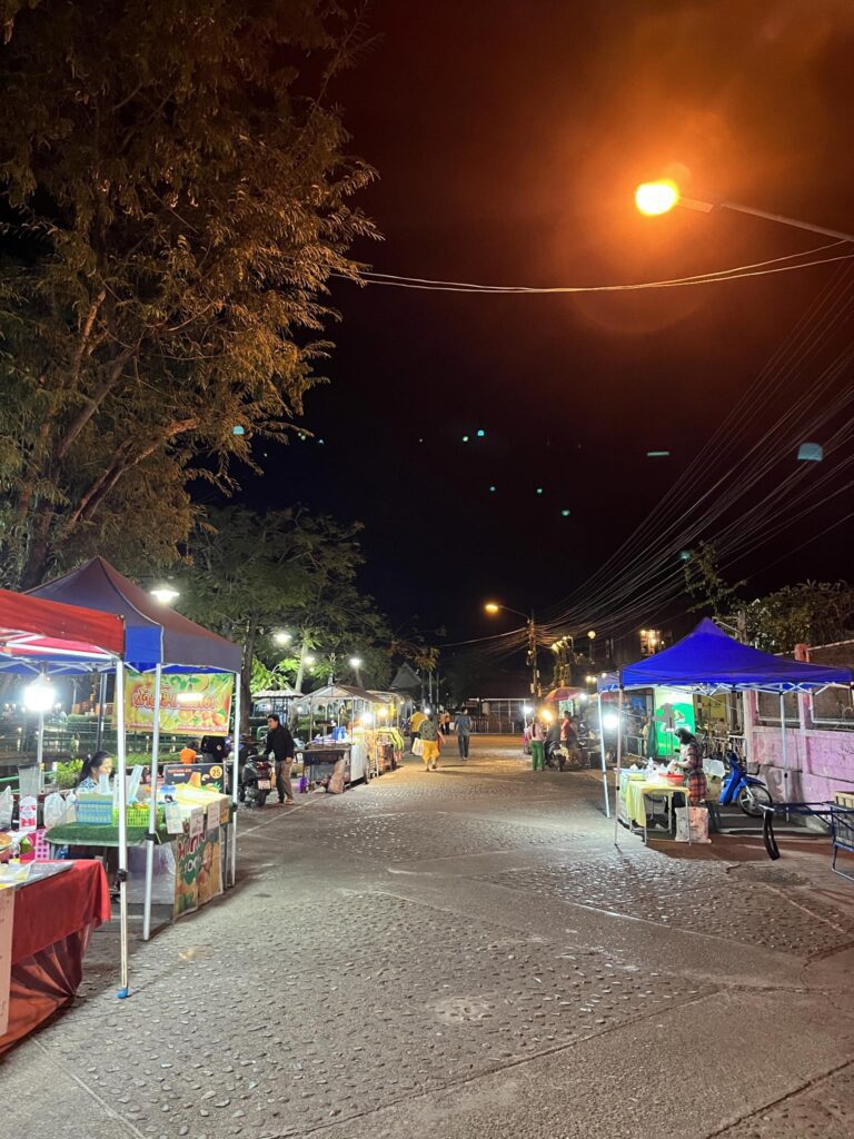 Večerné trhy v Mae Hong Son.