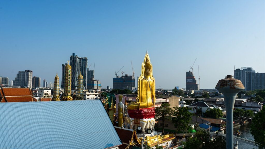 K budhizmus sa hlási viac než 90% obyvateľov Thajska a toto náboženstvo cítiť aj v hlavnom meste.