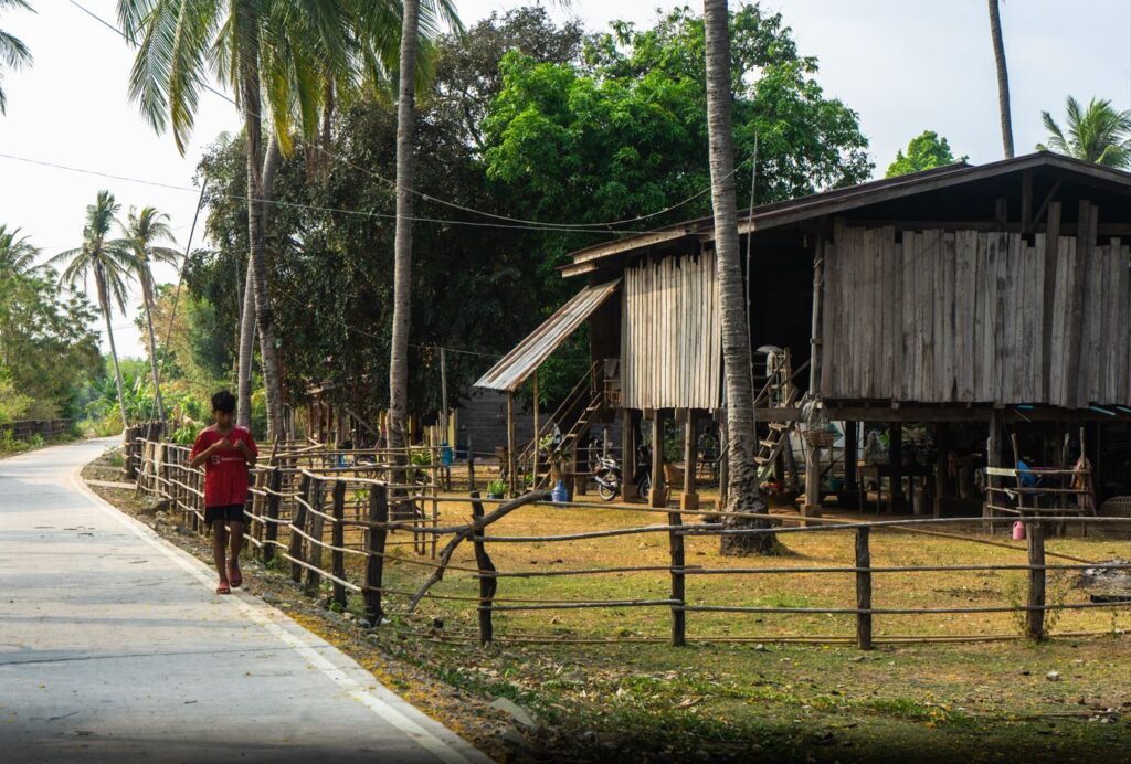 Domy v Laose, ale aj tejto časti Ázie sú drevené a postavené na podstavcoch.