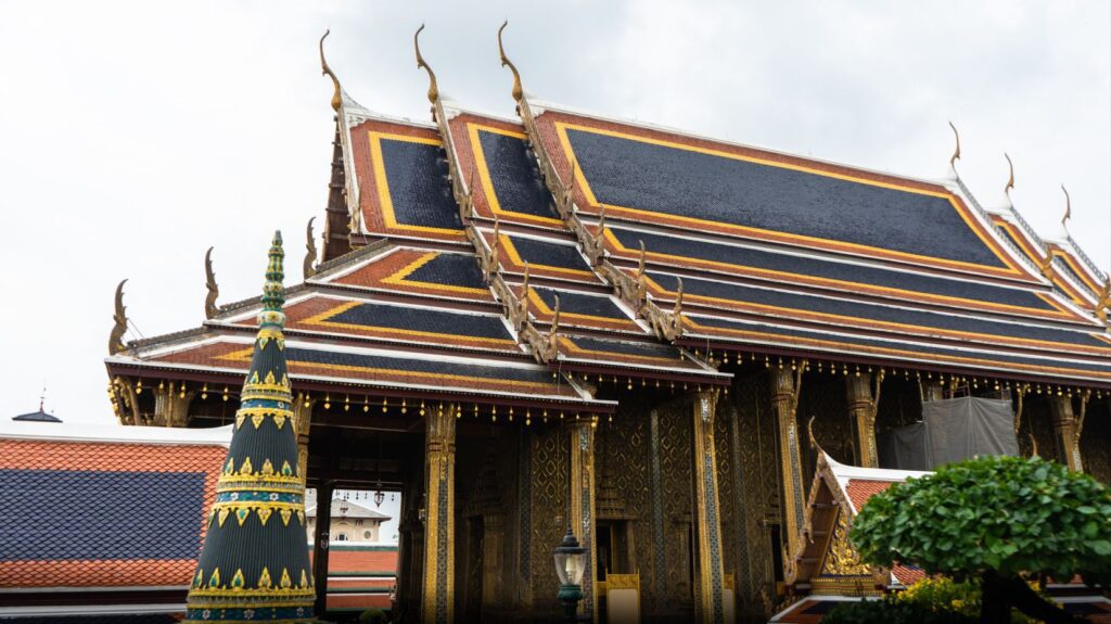 Koplex Kráľovského paláca a chrámu v centre Bangkoku, Thajsko. 