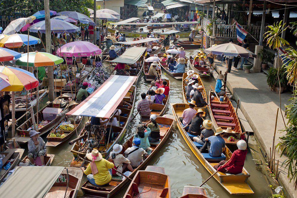 Plávajúce trhy Damnoen Saduak v Bangkoku.