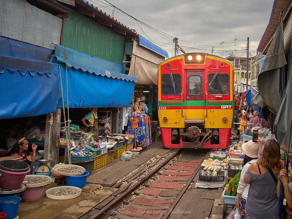 Známy train market v Bangkoku - trhy postavené po stranách koľajníc.