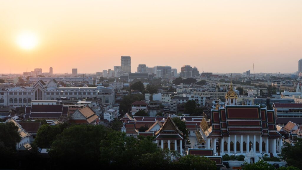 Západ slnka nad mestom je jedna z najkraších vecí, čo vidieť v Bangkoku. Chrám Wat Saket.